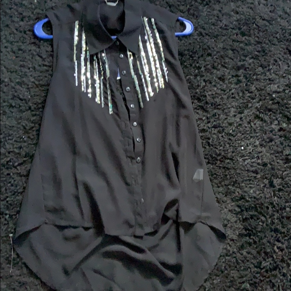 Short sleeve button down with sequence detail.